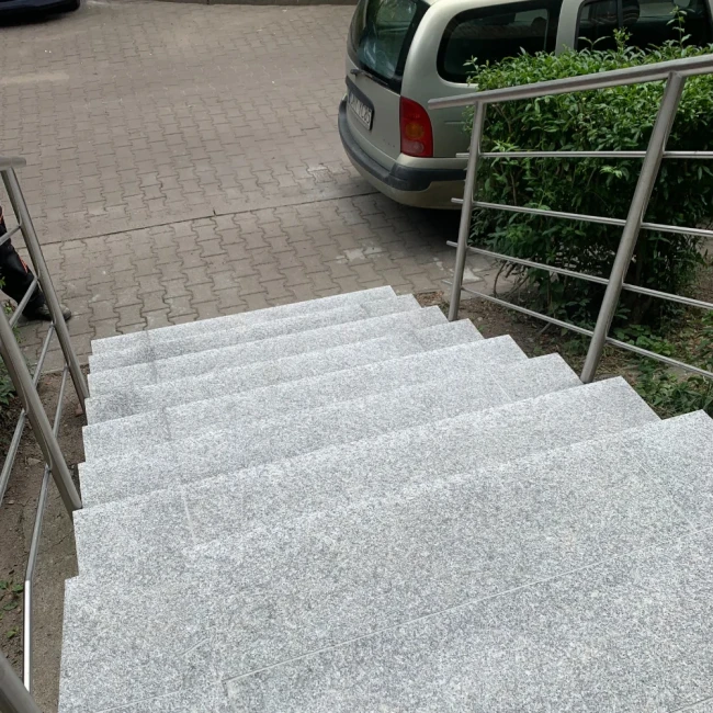 Stopnica granitowa szara płomieniowana Bianco Sardo G602 150x33x2 cm