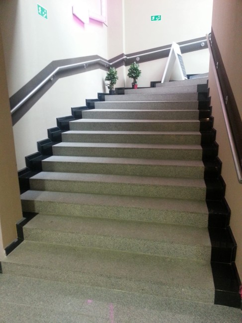 Stopnica granitowa szara płomieniowana Bianco Sardo G602 150x33x3 cm