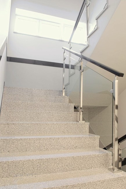 Stopnica granitowa szara płomieniowana Bianco Sardo G602 150x33x3 cm