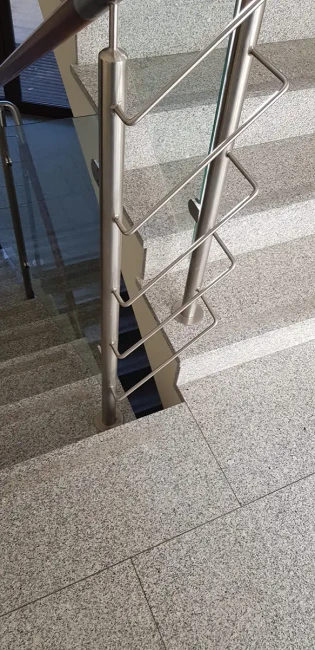 Stopnica granitowa szara płomieniowana Bianco Cristal G603 180x33x2 cm (