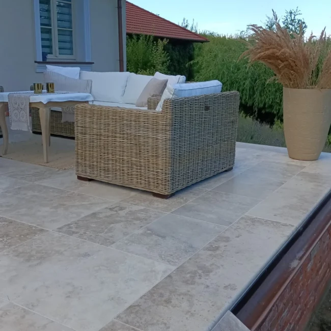 Trawertyn Ivory Classic Mix Bębnowany 3 cm 61×61 cm | Płytka kamienna na taras i do ogrodu