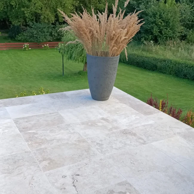 Trawertyn Ivory Classic Mix Bębnowany 3 cm 61×61 cm | Płytka kamienna na taras i do ogrodu