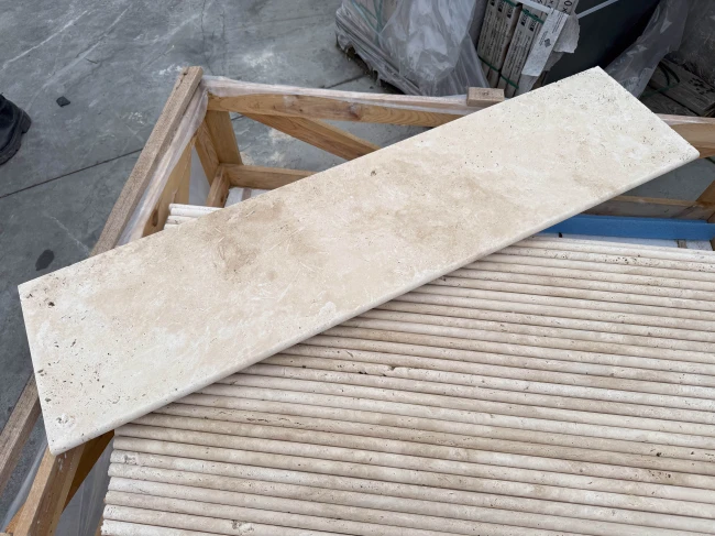 Trawertyn Stopnica | Kamień brzegowy Ivory Classic Mix Bębnowany Bullnose 135x35x3 cm