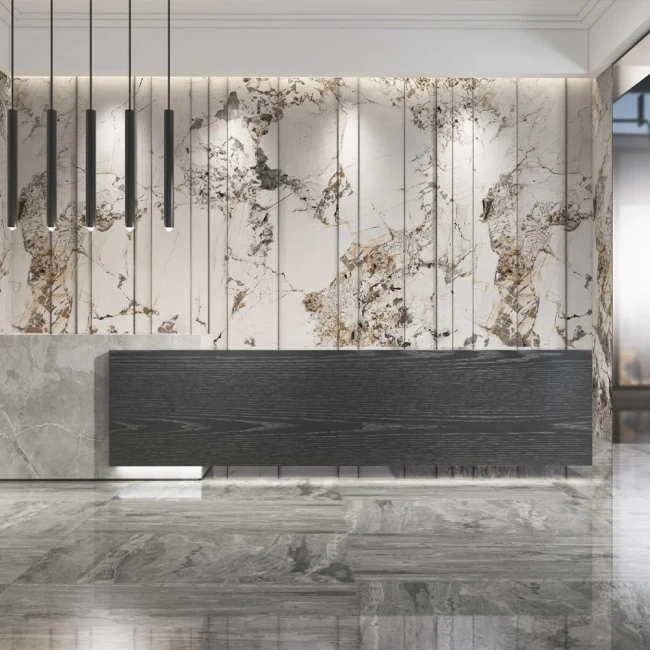 WPC-Platte Crystal Stone glänzend als Wandverkleidung hinter einer Rezeption in einer Hotellobby
