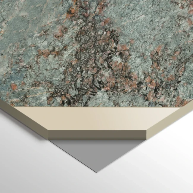 Querschnitt der WPC-Platte Green Forest mit sichtbaren Materialschichten und glänzender Oberfläche