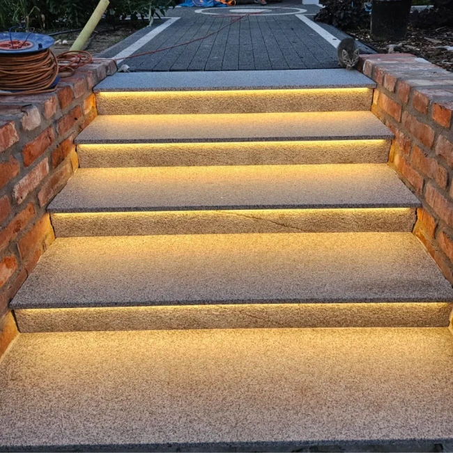 Parapet Stopnica granitowa szara polerowana z piaskowanym pasem G603 New 131x32x2 cm