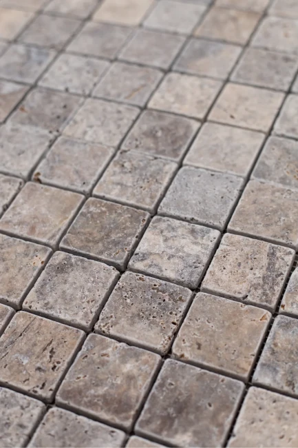 Kamień Dekoracyjny Trawertyn Ash Mozaika 4,8×4,8 cm | Arkusz 30,5×30,5×1