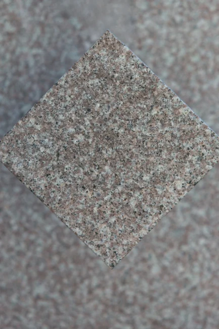 Płytka granitowa brązowa płomieniowana G664 60x60x2