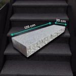 Treppenblock aus geflammtem Granit G602 mit geteilter Vorderseite, 135 x 35 x 15 cm