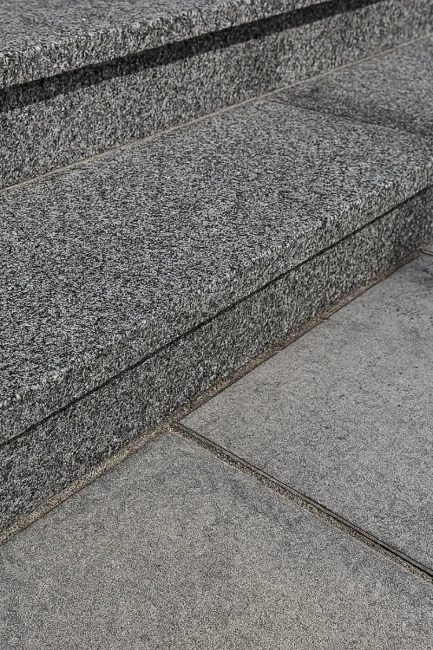 Stopnica granitowa Dark Grey New G654 płomieniowana 150x33x2 cm