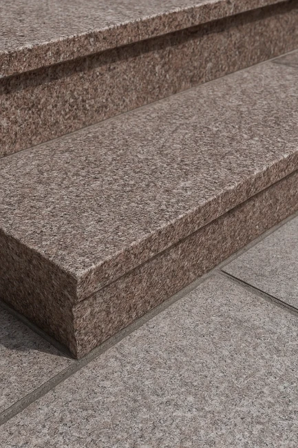 Stopnica granitowa płomieniowana Królewski Brąz G664 150x33x2 cm