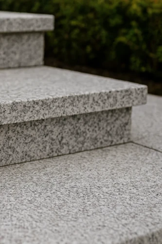 Stopnica granitowa szara płomieniowana Bianco Sardo G602 150x33x2 cm