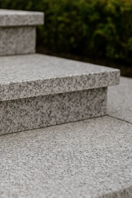 Stopnica granitowa szara płomieniowana Bianco Sardo G602 150x33x2 cm