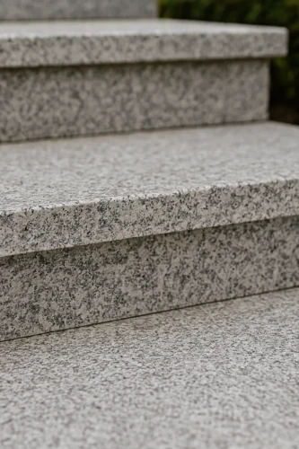 Stopnica granitowa szara płomieniowana Bianco Sardo G602 150x33x3 cm