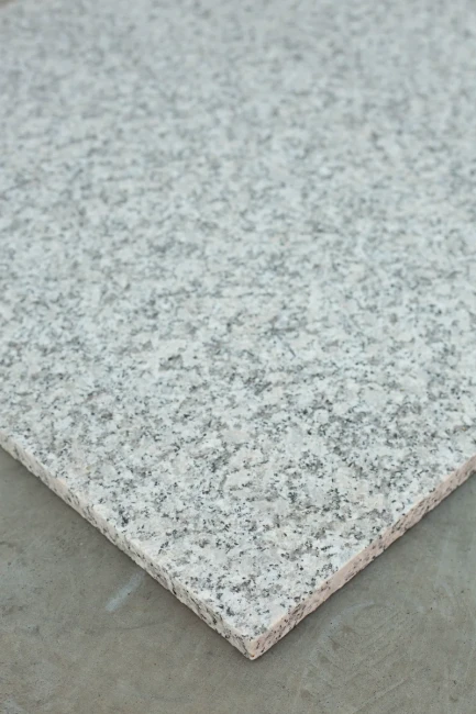 Stopnica granitowa szara płomieniowana Bianco Sardo G602 180x33x2 cm