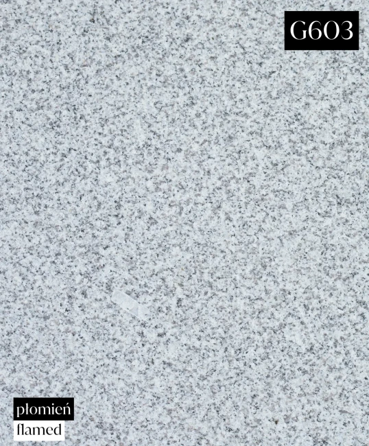Zdjęcie przedstawia fakturę granitu G603 New płomieniowanego. Szara barwa i chropowata powierzchnia nadają elegancki, a zarazem surowy wygląd. Płytka o wymiarach 40x60x2 cm.
