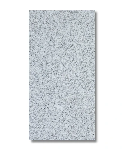 Wytrzymała płytka z granitu G603 New (40x60x2 cm). Płomieniowana faktura i duża grubość zapewniają odporność na ścieranie i uszkodzenia. Gwarancja trwałości na lata.