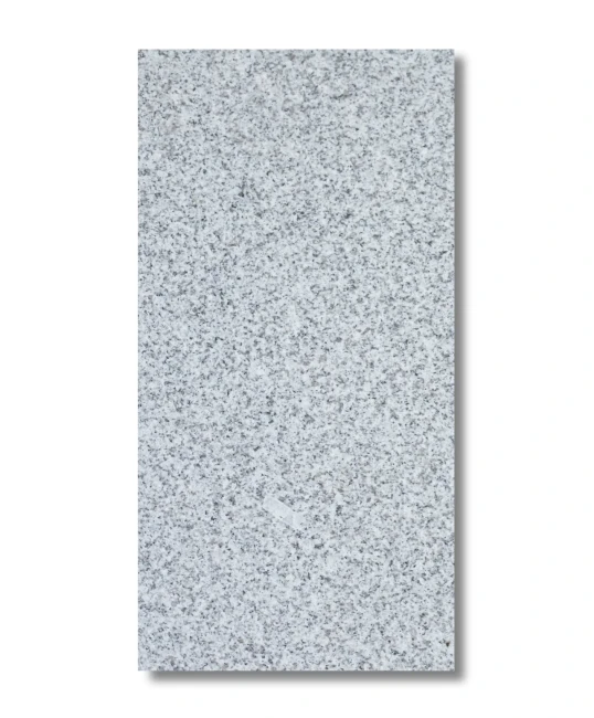 Wytrzymała płytka z granitu G603 New (40x60x2 cm). Płomieniowana faktura i duża grubość zapewniają odporność na ścieranie i uszkodzenia. Gwarancja trwałości na lata.