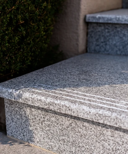 Granitowa płytka ryflowana w formacie 30,5x61 cm. Polerowana powierzchnia i rowki antypoślizgowe zapewniają bezpieczeństwo i luksusowy wygląd. Idealna na klatki schodowe w domu i w budynkach użyteczności publicznej.