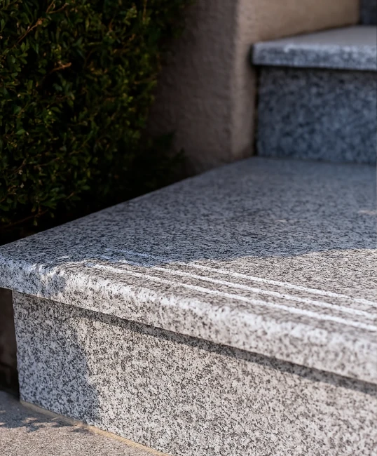 Granitowa płytka ryflowana w formacie 30,5x61 cm. Polerowana powierzchnia i rowki antypoślizgowe zapewniają bezpieczeństwo i luksusowy wygląd. Idealna na klatki schodowe w domu i w budynkach użyteczności publicznej.