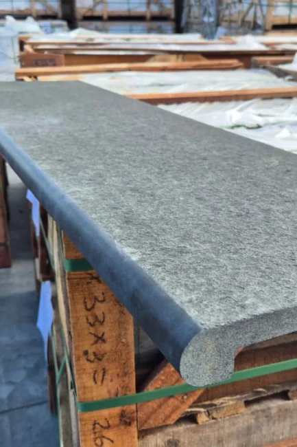 Stopnica Płomieniowana G690 Bazalt Bullnose 135x35x2+2