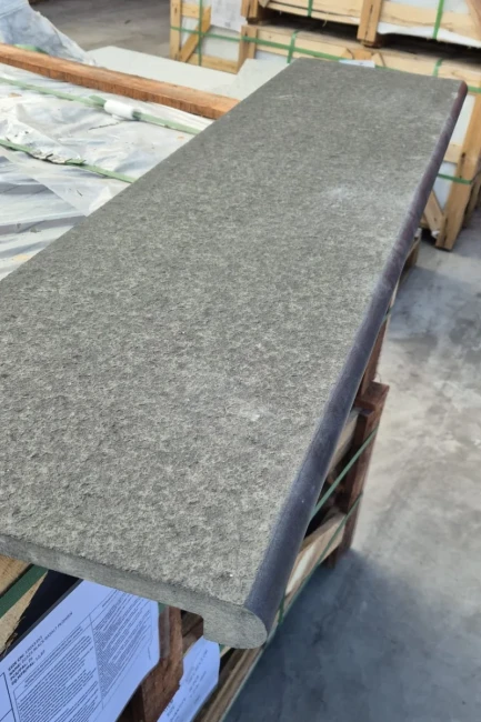 Stopnica Płomieniowana G690 Bazalt Bullnose 135x35x2+2