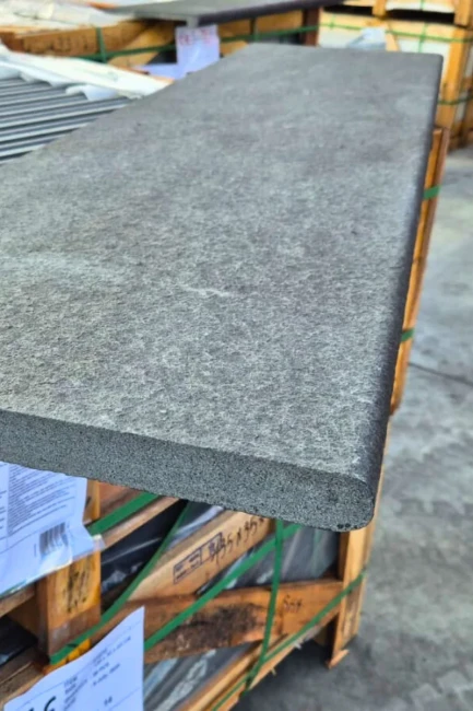 Stopnica Płomieniowana G690 Bazalt polerowana bullnose 160x40x3 cm