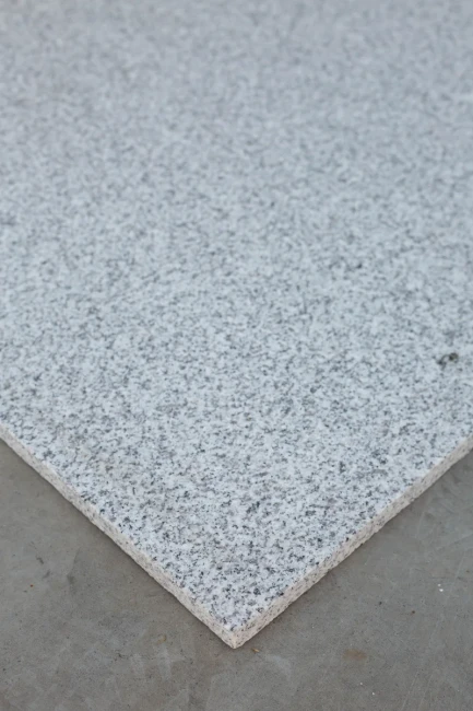 Płytka granitowa szara płomieniowana G603 New 30,5x61x1 cm