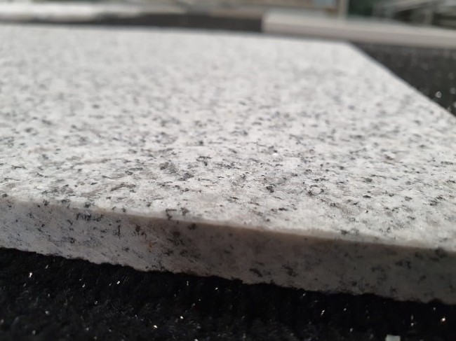 Płytka granitowa szara płomieniowana G603 New 30,5x61x1 cm