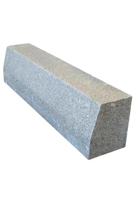 Krawężnik granitowy 15x30 cm ze skosem góra płomieniowana