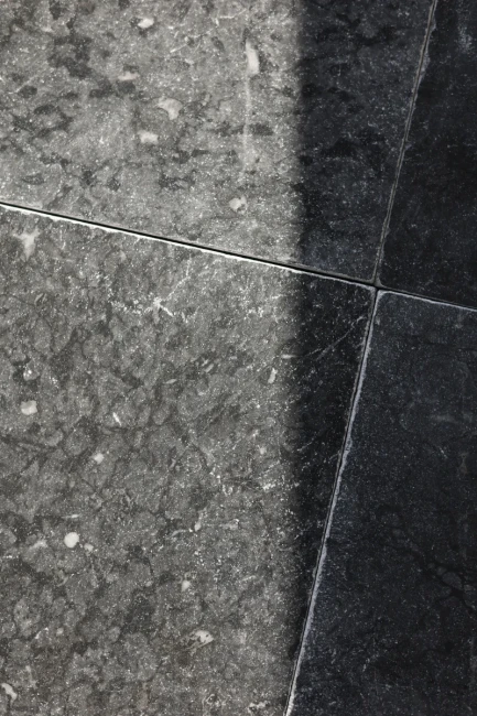 Płytka marmurowa Black Storm Bębnowana 30,5x30,5x1 cm