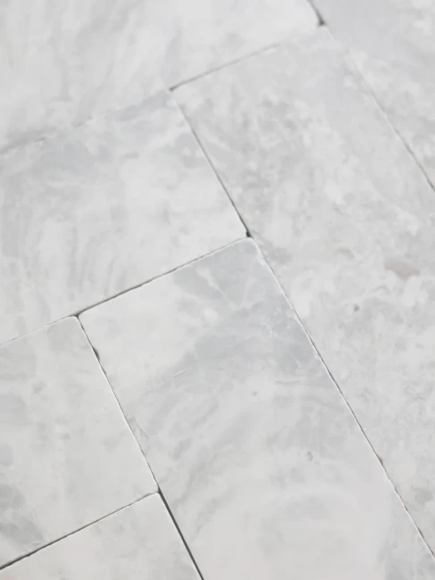 Płytka marmurowa Bębnowana Szlifowana Royal White 10x30,5x1 cm