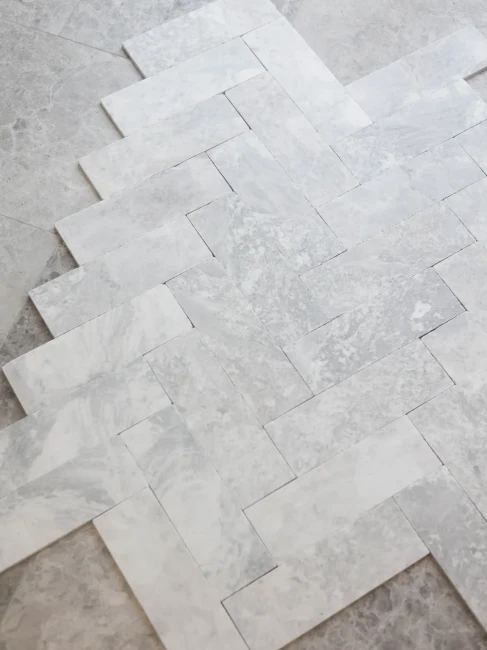 Płytka marmurowa Bębnowana Szlifowana Royal White 10x30,5x1 cm