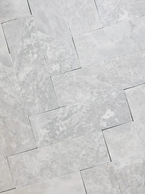 Płytka marmurowa Bębnowana Szlifowana Royal White 10x30,5x1 cm