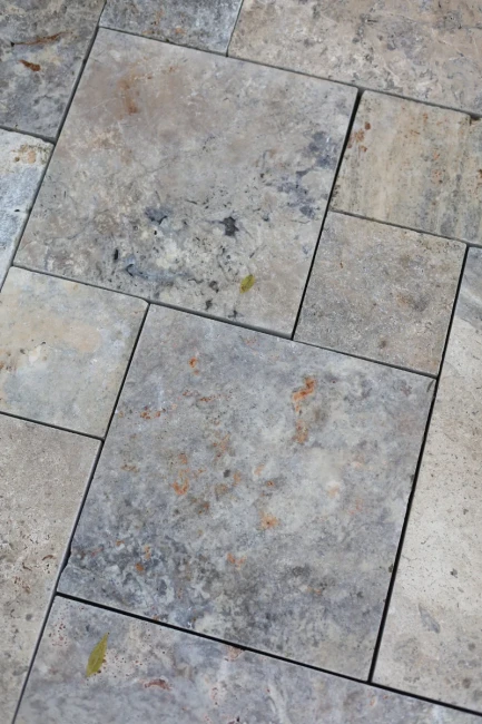 Trawertyn Ash Argent Antykowany Bębnowany 3 cm | Komplet Rzymski (0,74 m2)