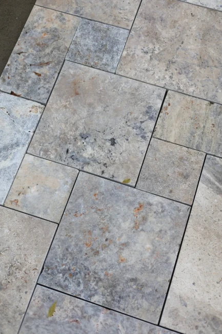 Trawertyn Ash Argent Antykowany Bębnowany 3 cm | Komplet Rzymski (0,74 m2)