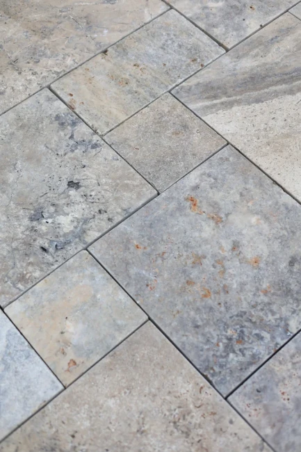 Trawertyn Ash Argent Antykowany Bębnowany 3 cm | Komplet Rzymski (0,74 m2)