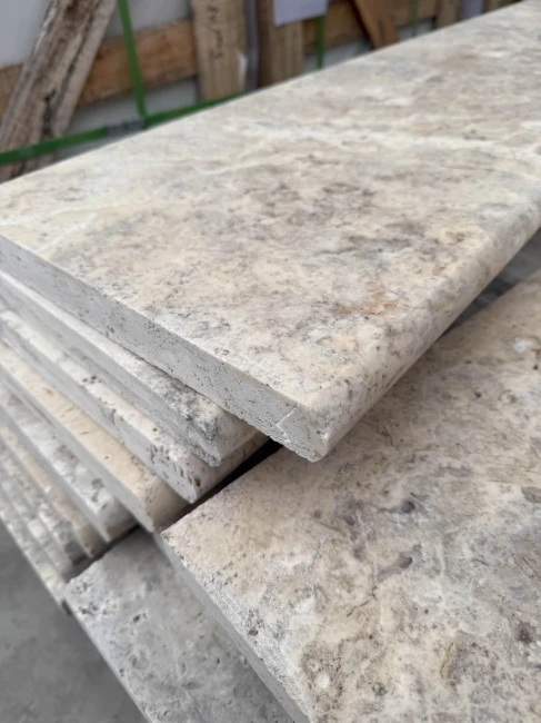 Trawertyn Parapet / Stopnica kamienna Silver Latte Bębnowany 135x35x3 cm Bullnose