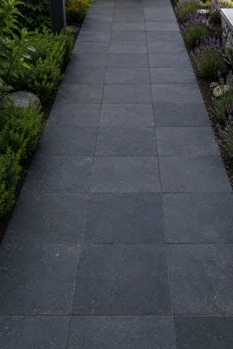 Płytka Kadappa Black Limestone Naturalna Bębnowana 40x40x3 cm