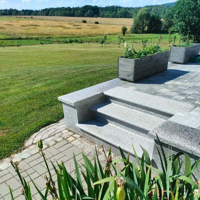 Schodek granitowy szary G603 płomieniowany Bullnose 100x35x2 cm – stopnica / obrzeże basenowe