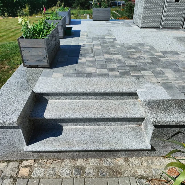Schodek granitowy szary G603 płomieniowany Bullnose 100x35x2 cm – stopnica / obrzeże basenowe